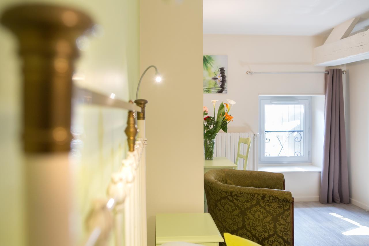 Hotel Restaurant Le Sully Saint-Saud-Lacoussière Eksteriør bilde